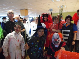 Grupo de personas disfrazadas con el motivo del Halloween, USOA.